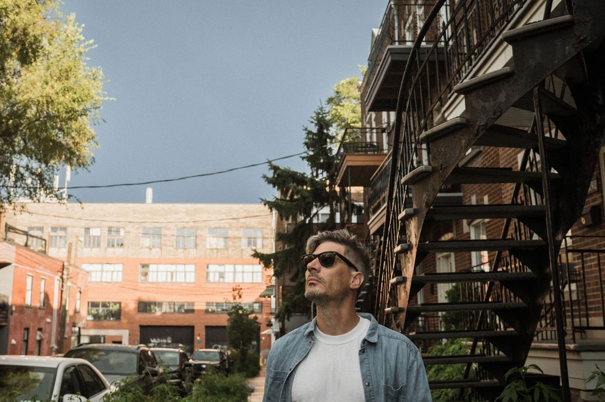 lepato regarde vers le ciel dans une ruelle
